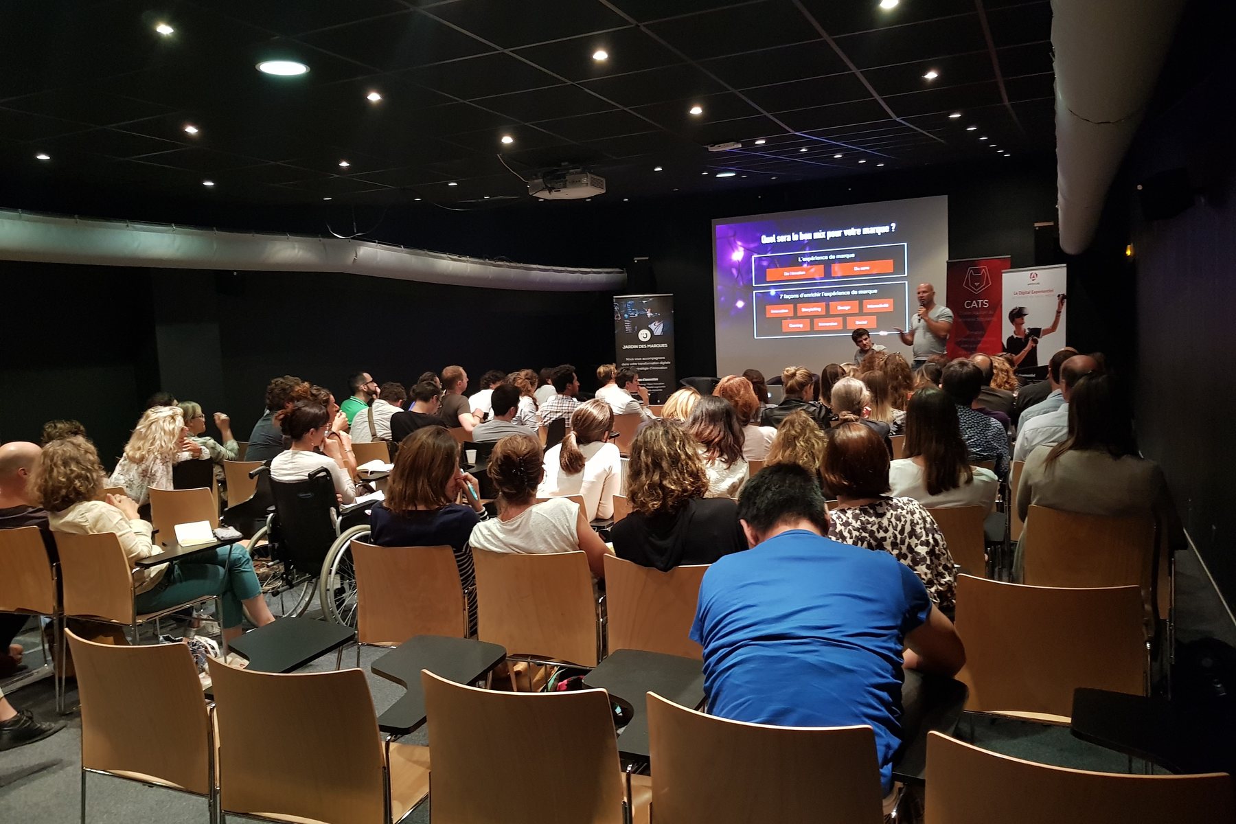 Salle de séminaire en configuration de travail