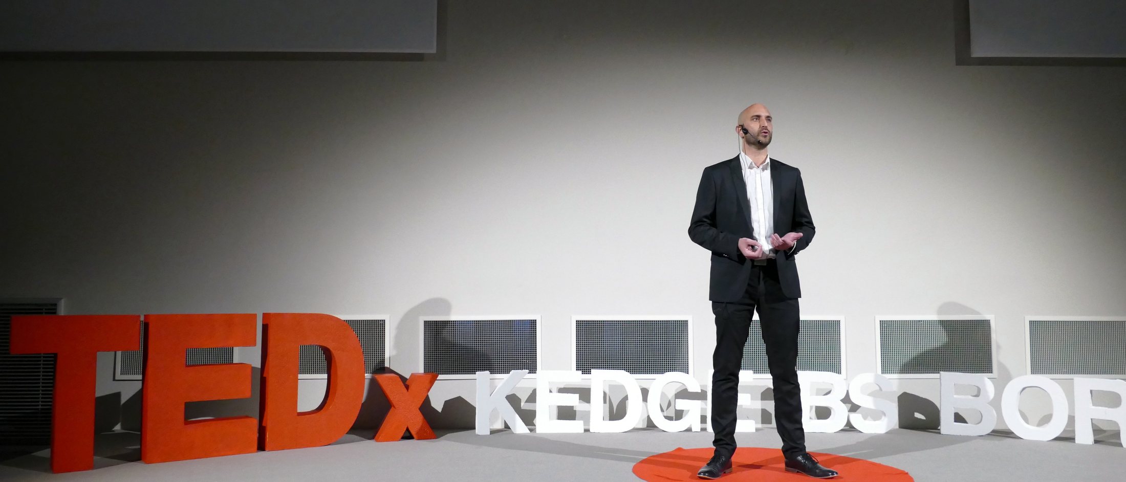 Guillaume Attias sur la scène TEDx KEDGE Business School Bordeaux